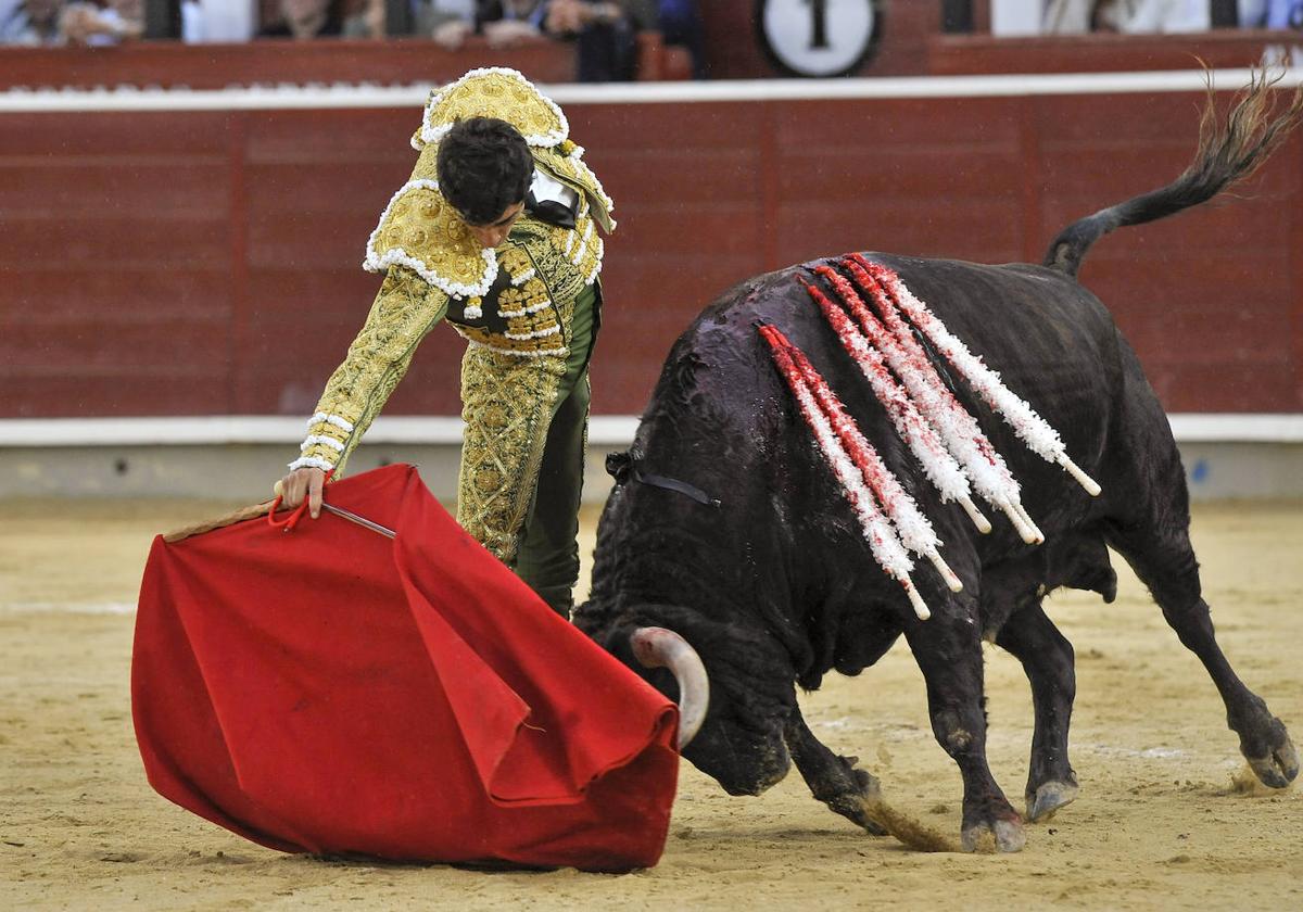 El diestro Paco Ureña durante una lidia.