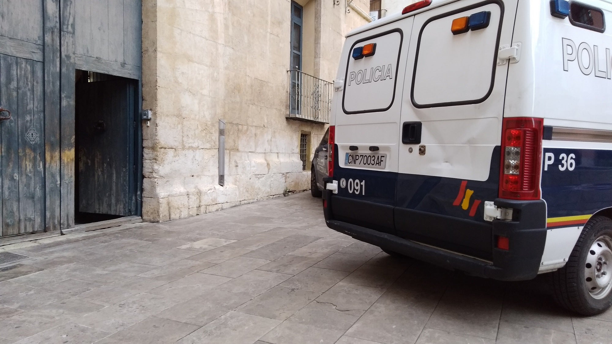 Furgón de la Policía Nacional en la puerta de los juzgados de Xàtiva.