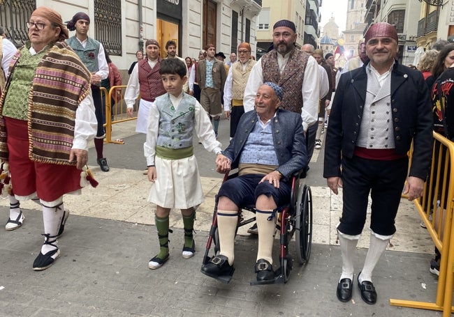 Manuel Pastor, su hijo y su nieto, en la Ofrenda.