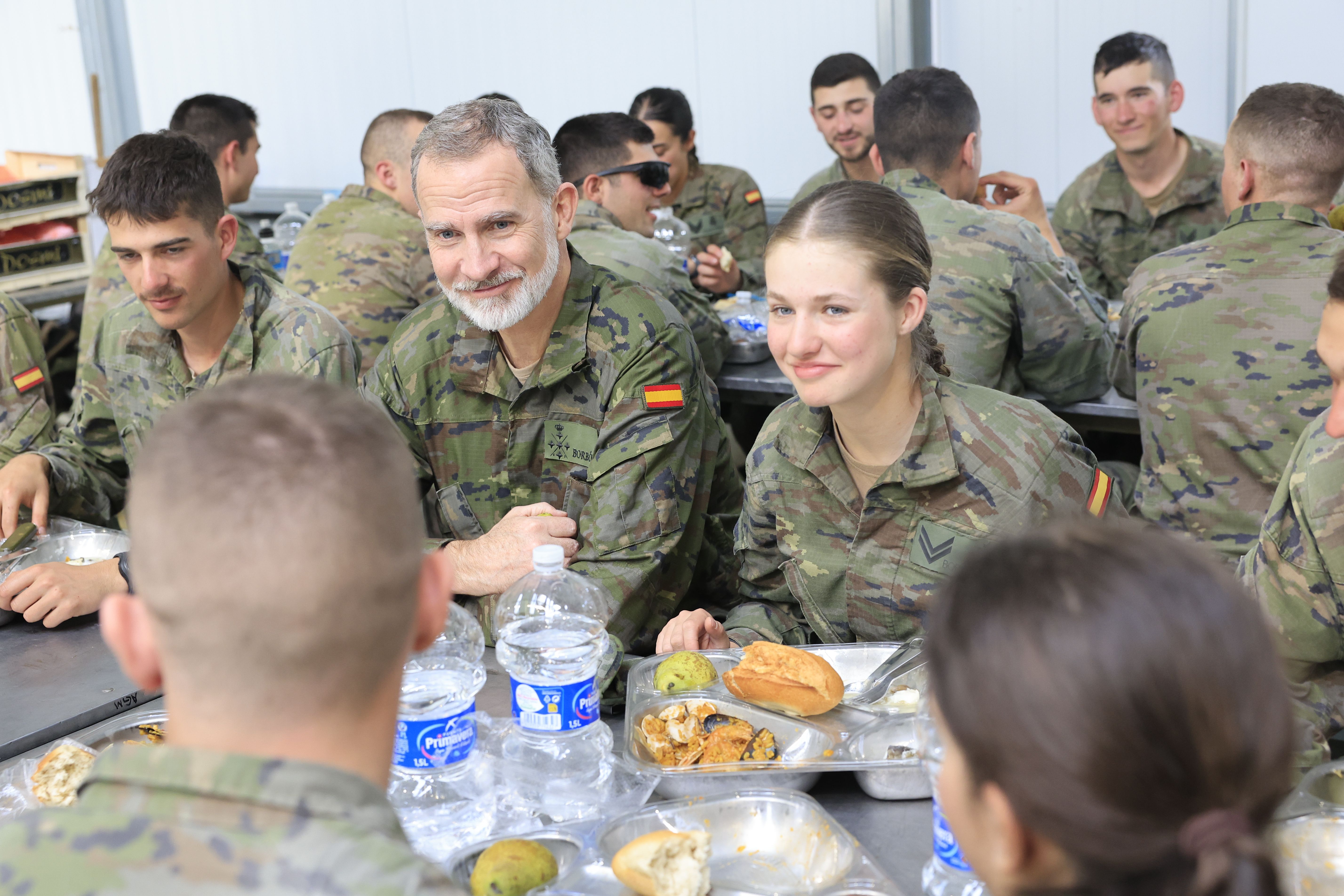 La visita sorpresa del rey Felipe VI a Leonor durante unas maniobras de combate