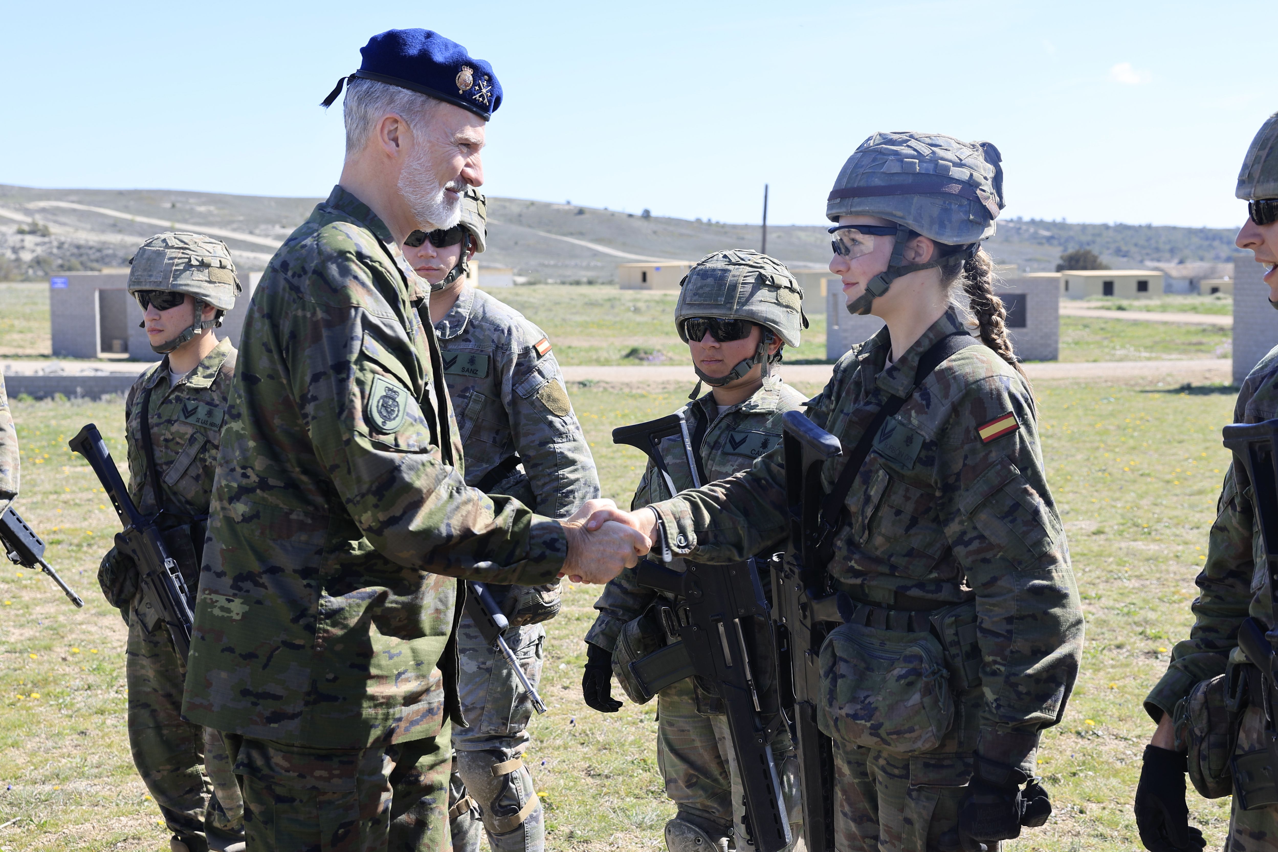 La visita sorpresa del rey Felipe VI a Leonor durante unas maniobras de combate