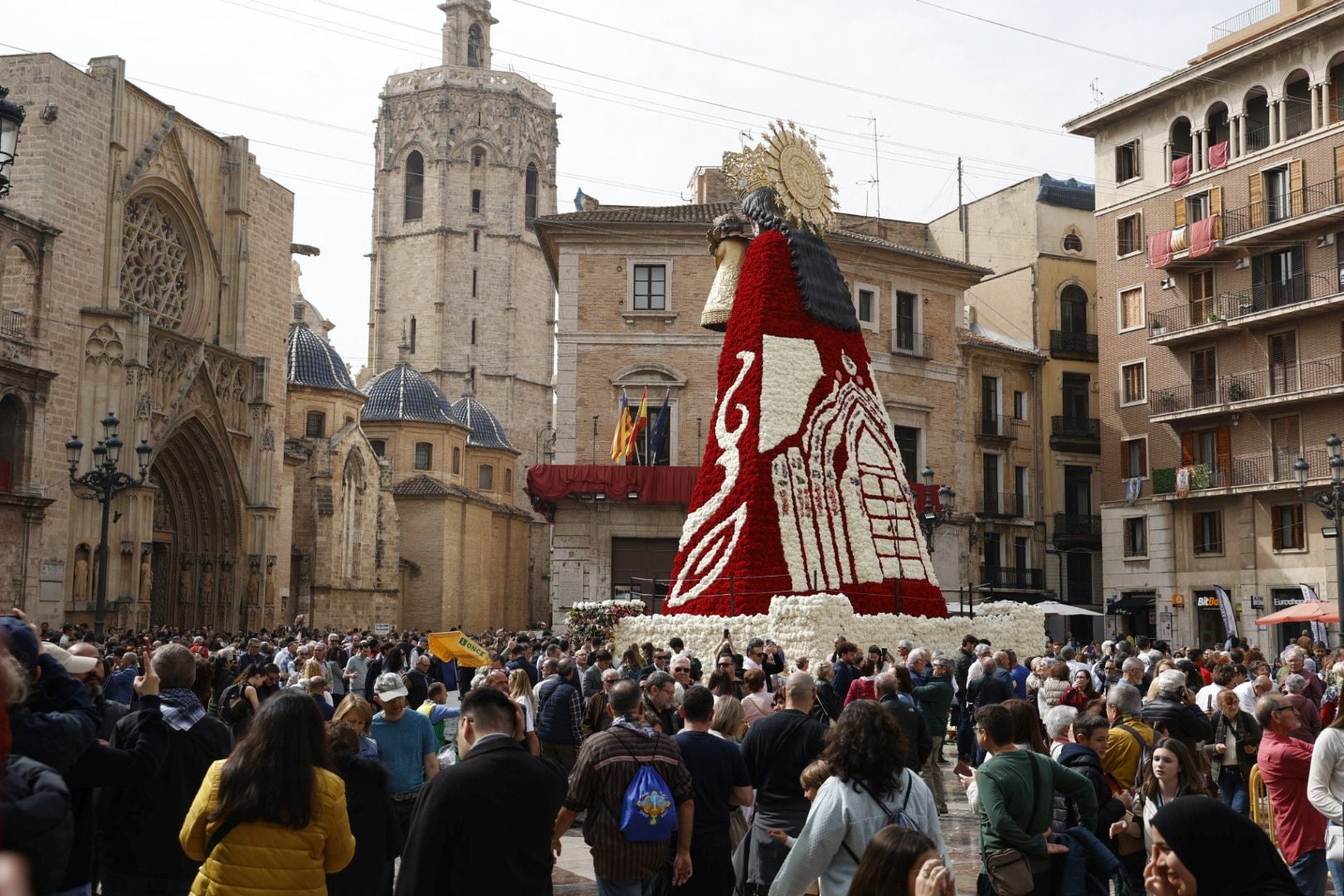 Los valencianos visitan el manto de la Virgen el último día de Fallas