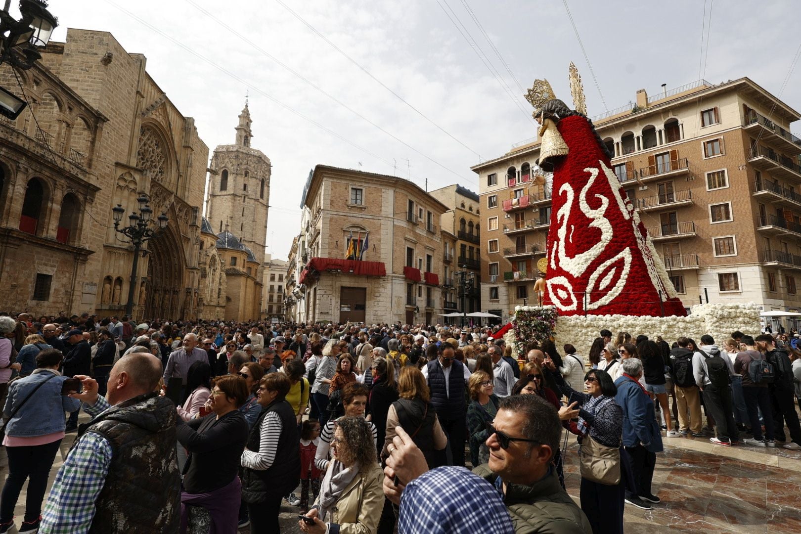 Los valencianos visitan el manto de la Virgen el último día de Fallas