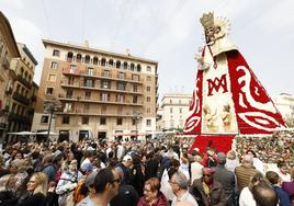 Los valencianos visitan el manto de la Virgen el último día de Fallas