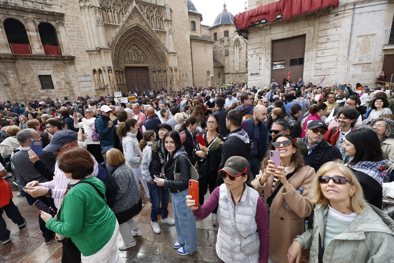 Los valencianos visitan el manto de la Virgen el último día de Fallas