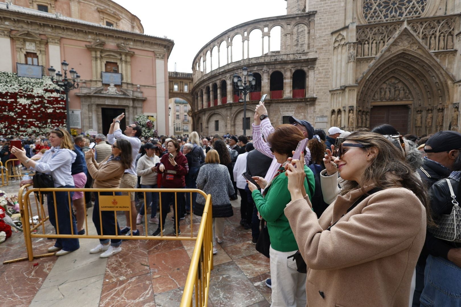 Los valencianos visitan el manto de la Virgen el último día de Fallas