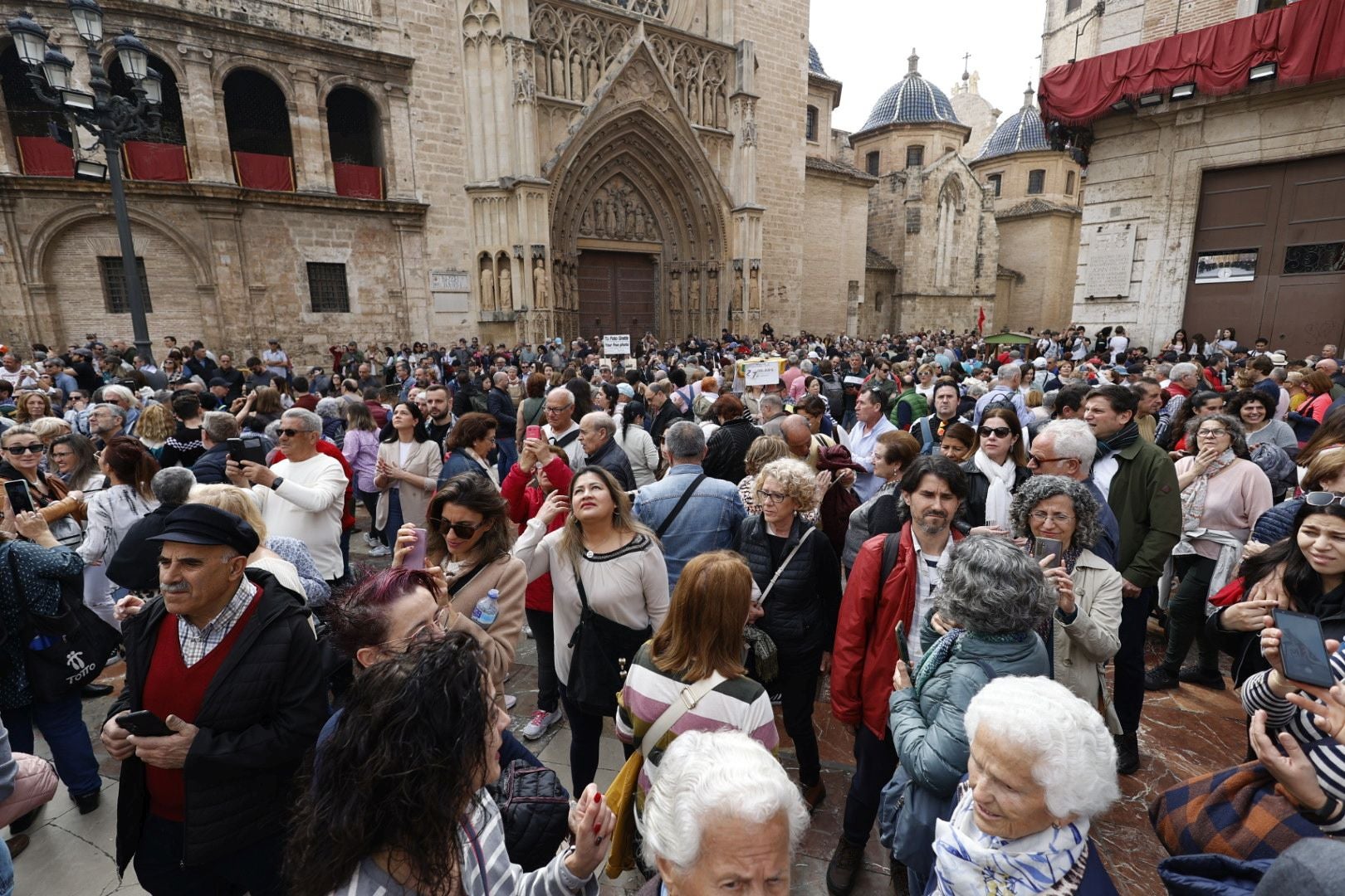 Los valencianos visitan el manto de la Virgen el último día de Fallas