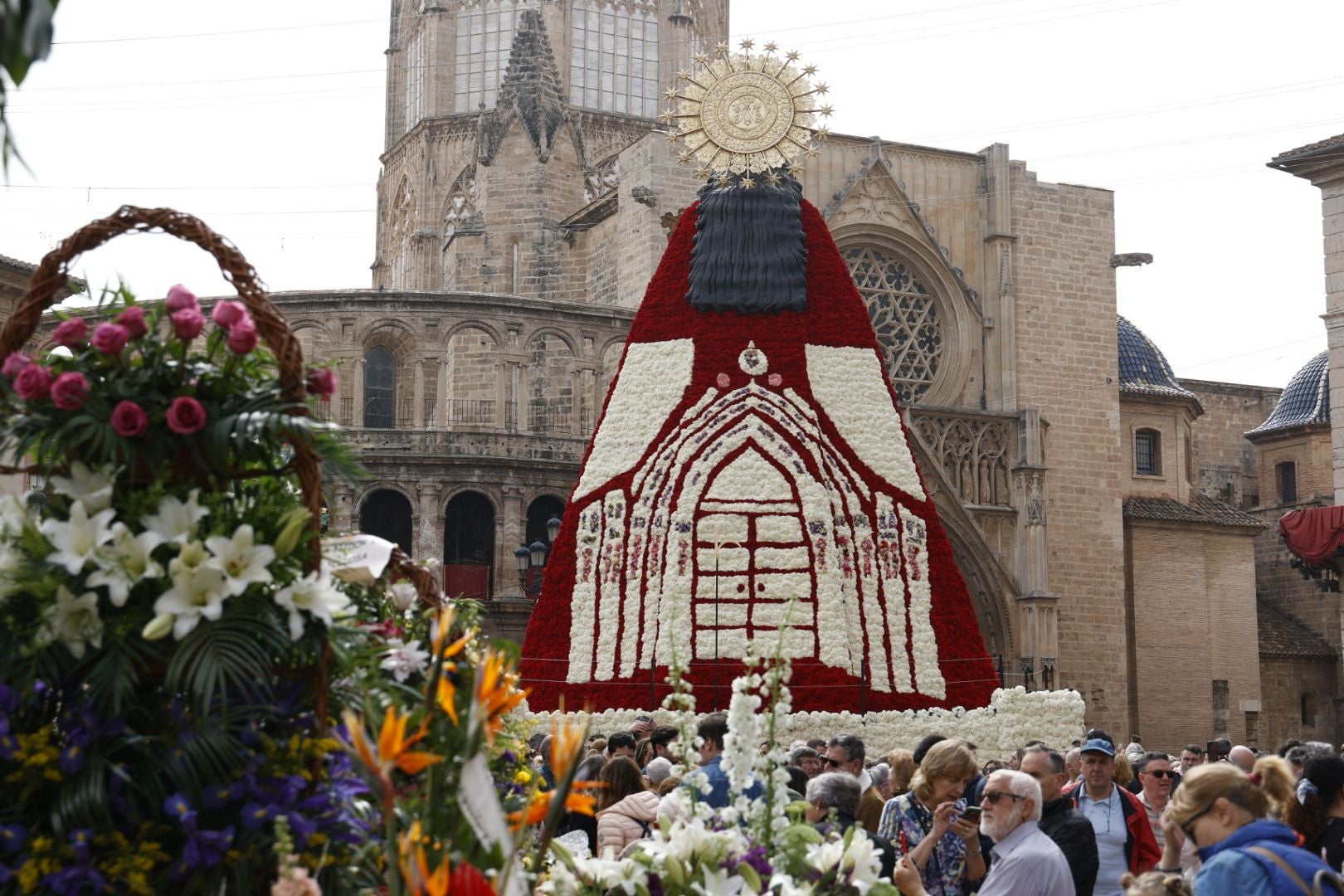 Los valencianos visitan el manto de la Virgen el último día de Fallas