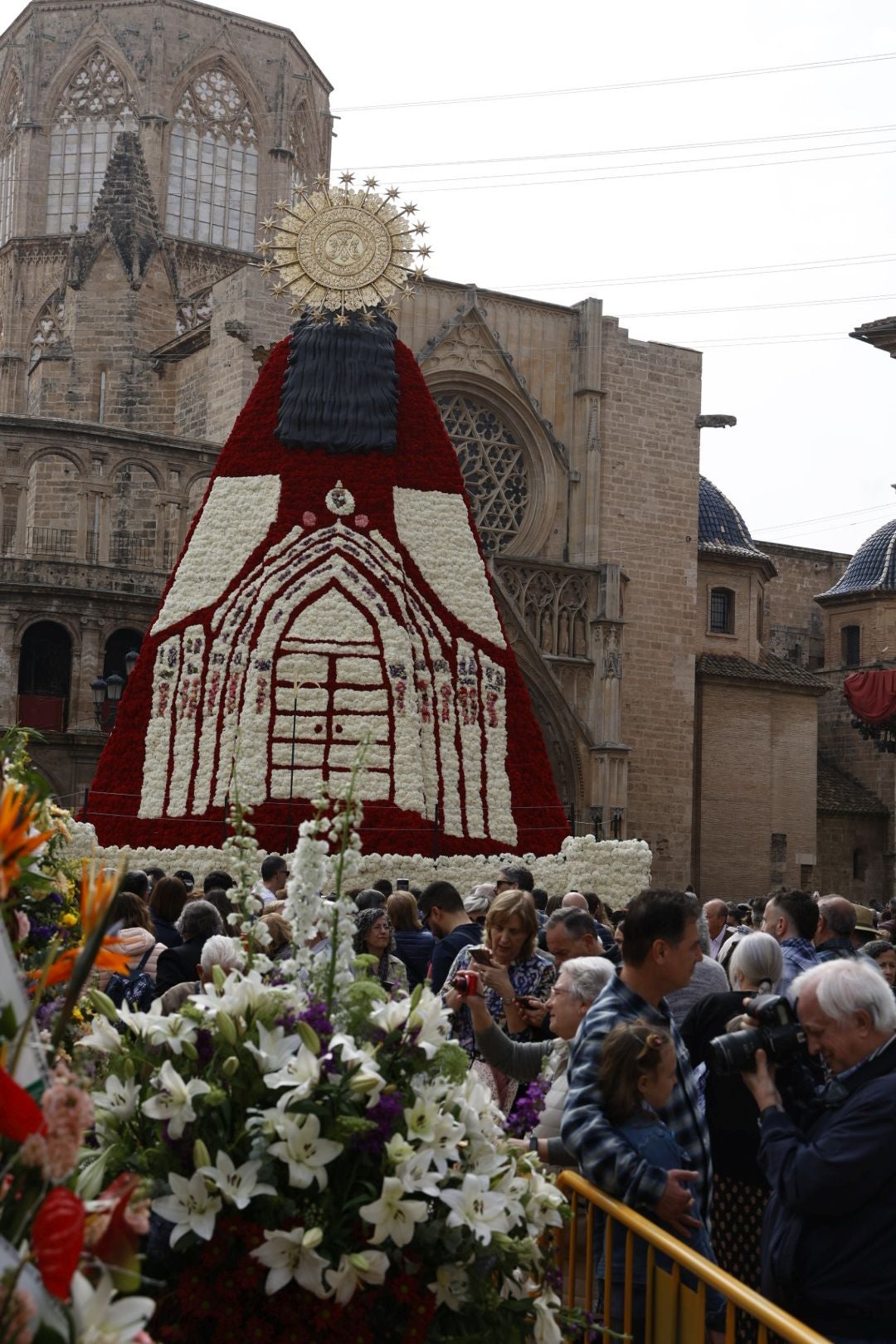 Los valencianos visitan el manto de la Virgen el último día de Fallas