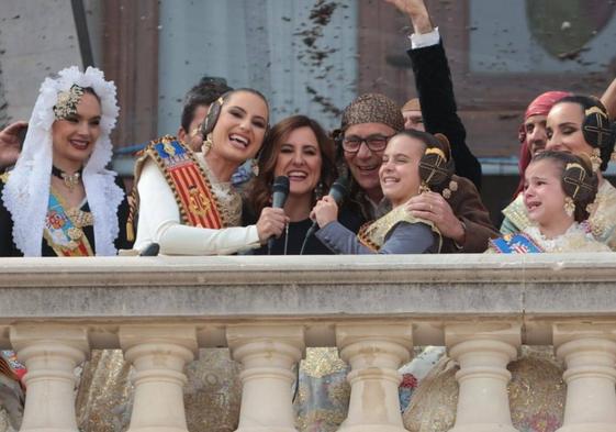 María José Catalá y Santiago Ballester junto a las falleras mayores de Valencia 2024.