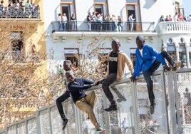 La escena polémica, sobre la valla de las mascletà.