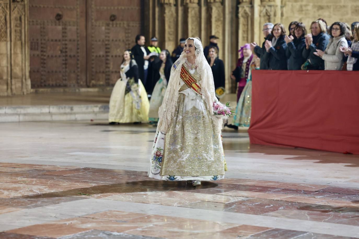 La fallera mayor de Valencia cierra la Ofrenda con su espolín blanco Madreperla