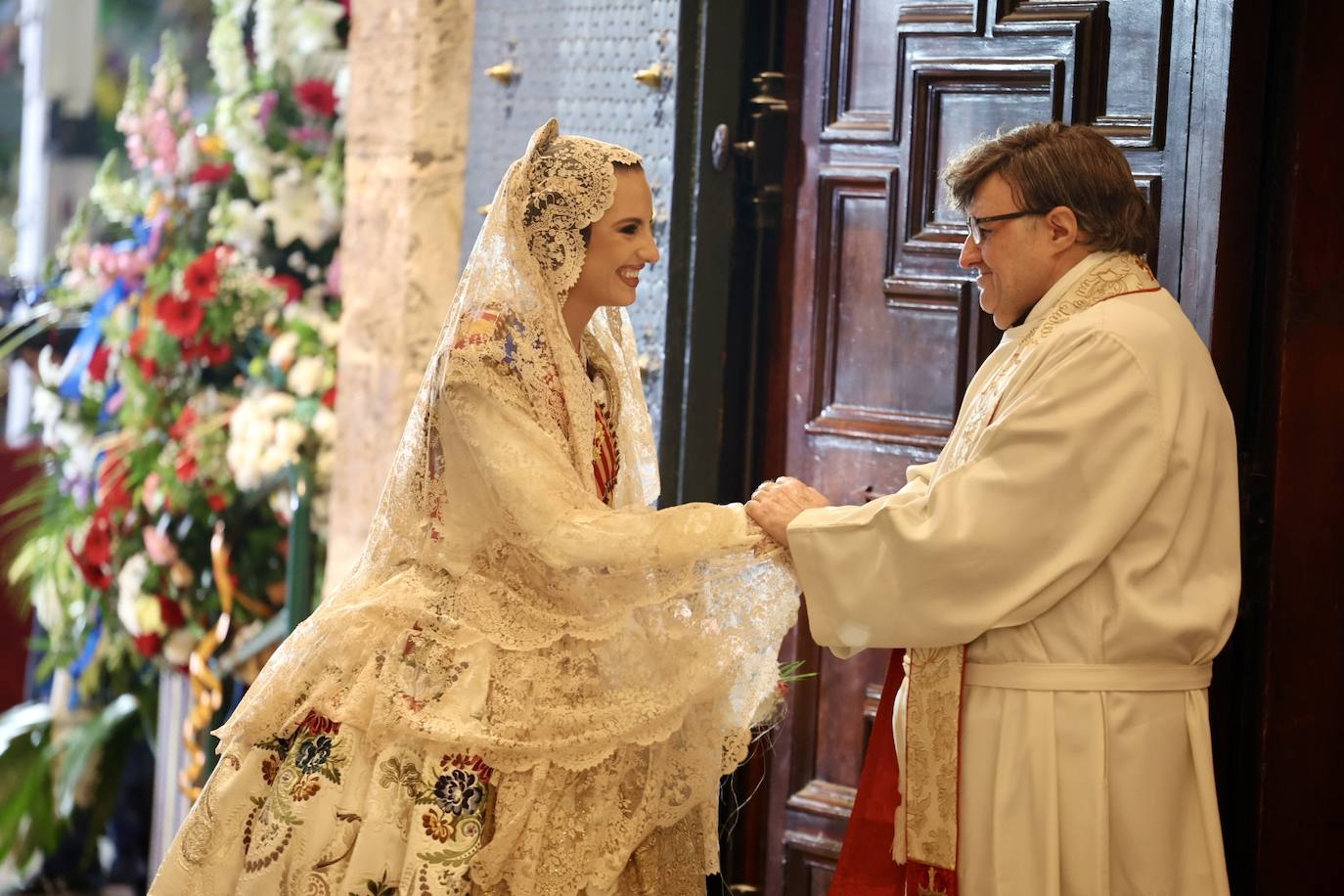 La fallera mayor de Valencia cierra la Ofrenda con su espolín blanco Madreperla