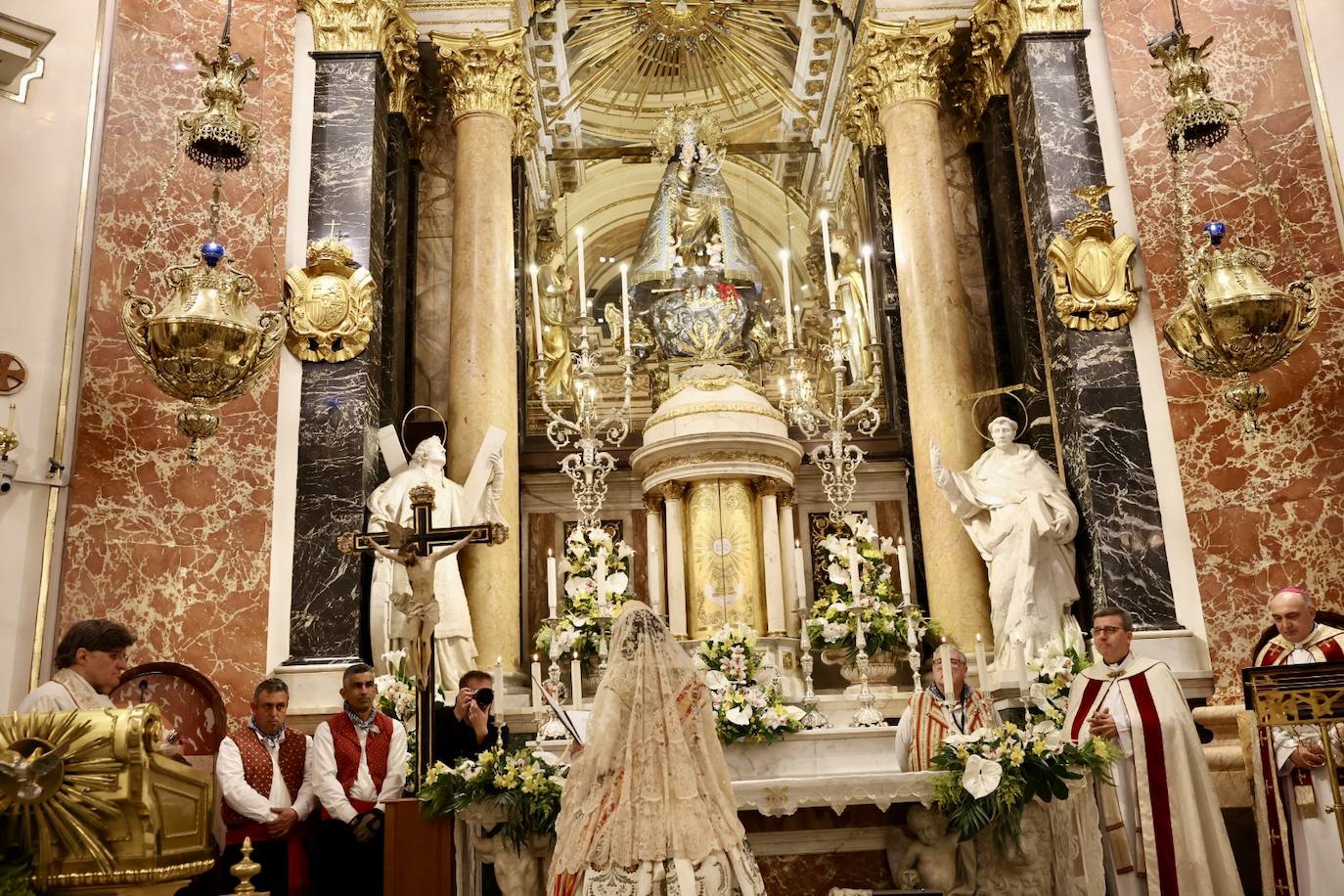 La fallera mayor de Valencia cierra la Ofrenda con su espolín blanco Madreperla