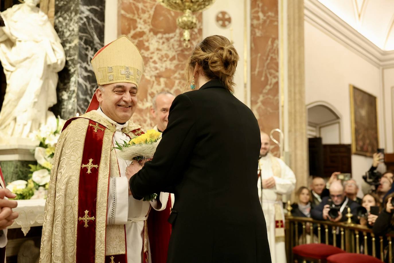 La fallera mayor de Valencia cierra la Ofrenda con su espolín blanco Madreperla