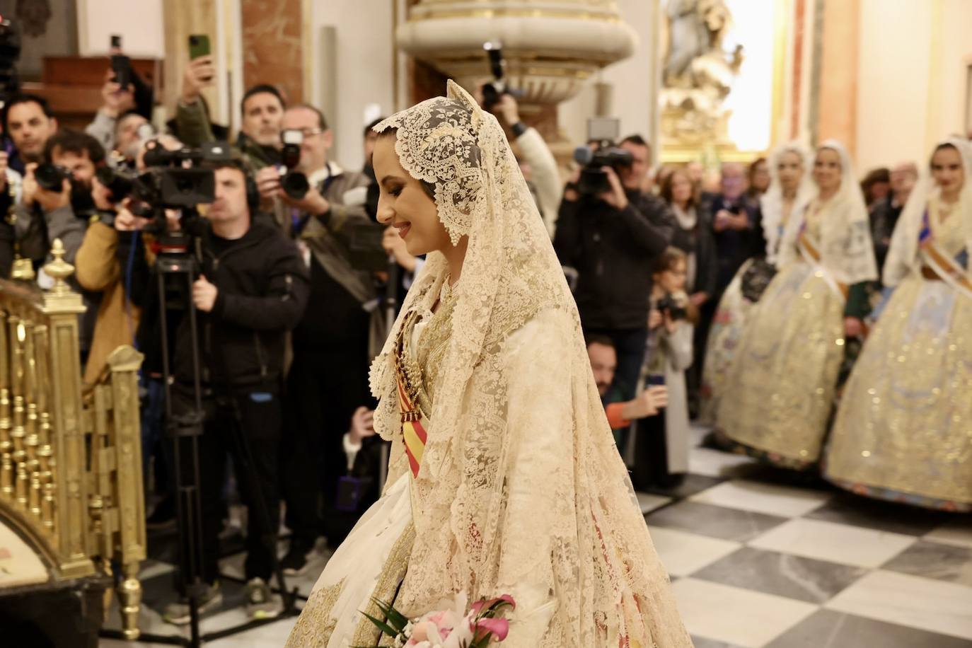 La fallera mayor de Valencia cierra la Ofrenda con su espolín blanco Madreperla