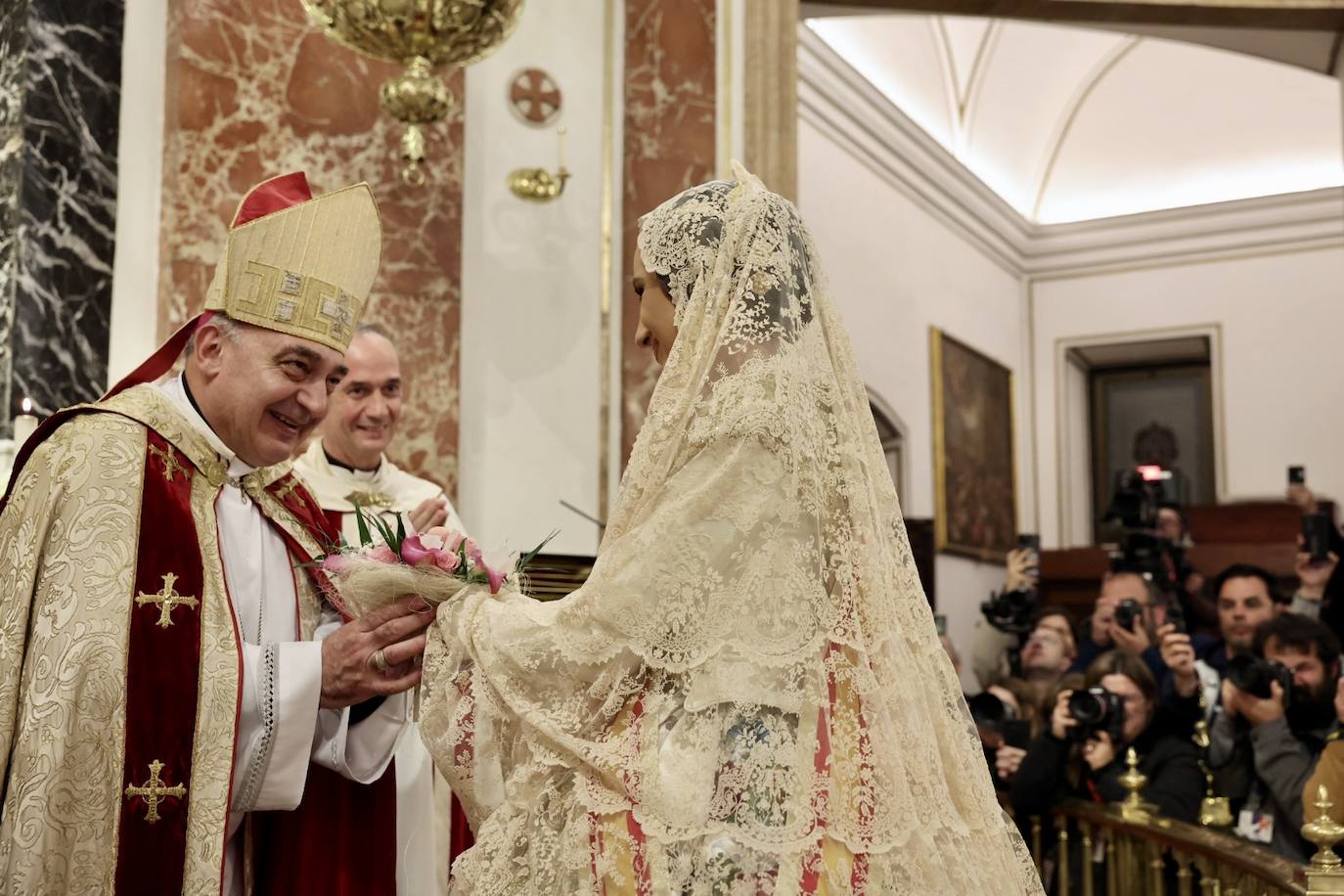 La fallera mayor de Valencia cierra la Ofrenda con su espolín blanco Madreperla