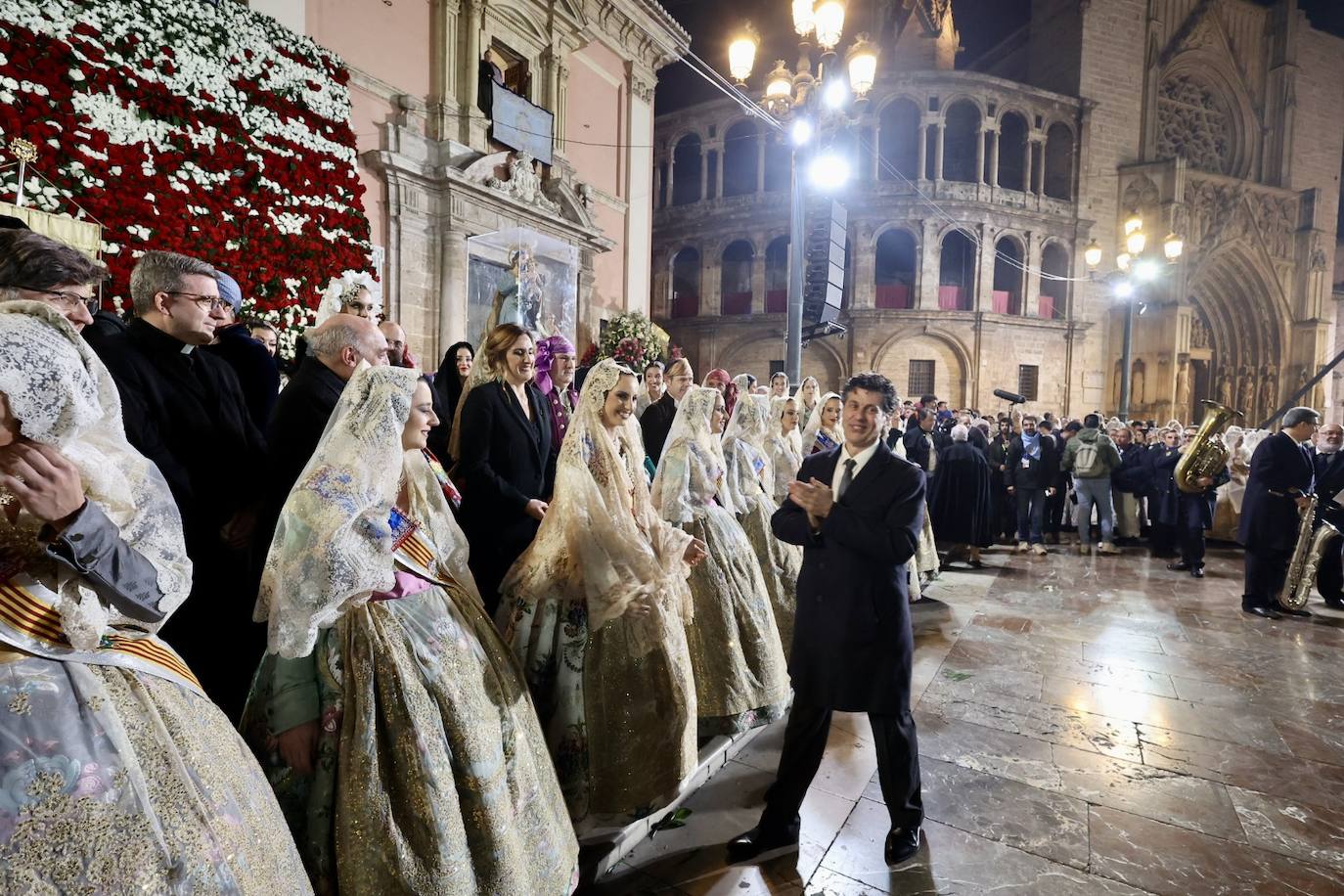 María Estela Arlandis, fallera mayor de Valencia 2024, y toda su corte ponen el broche de oro al segundo día de Ofrenda