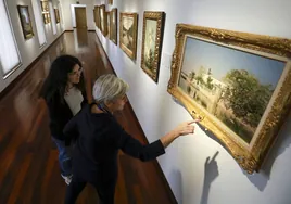 Dos mujeres contemplan una obra en el Museo de Bellas Artes.