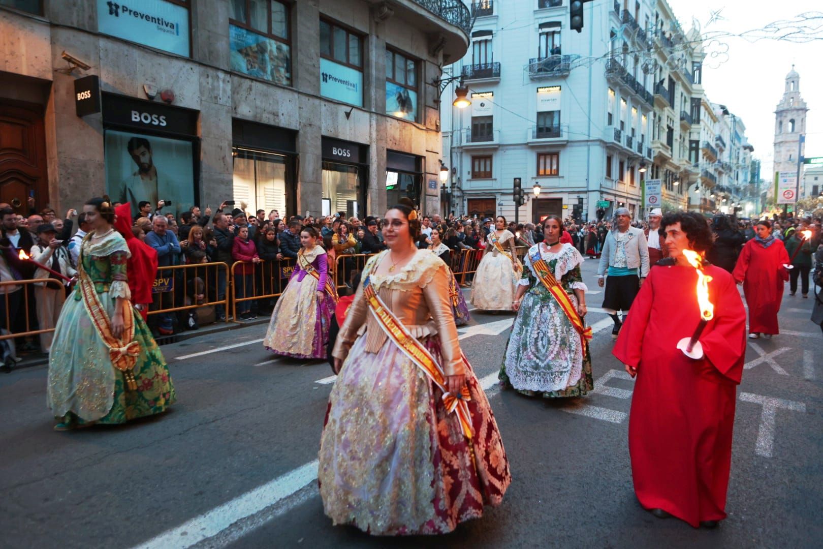 La cabalgata del fuego ilumina el centro de Valencia como antesala de la cremà