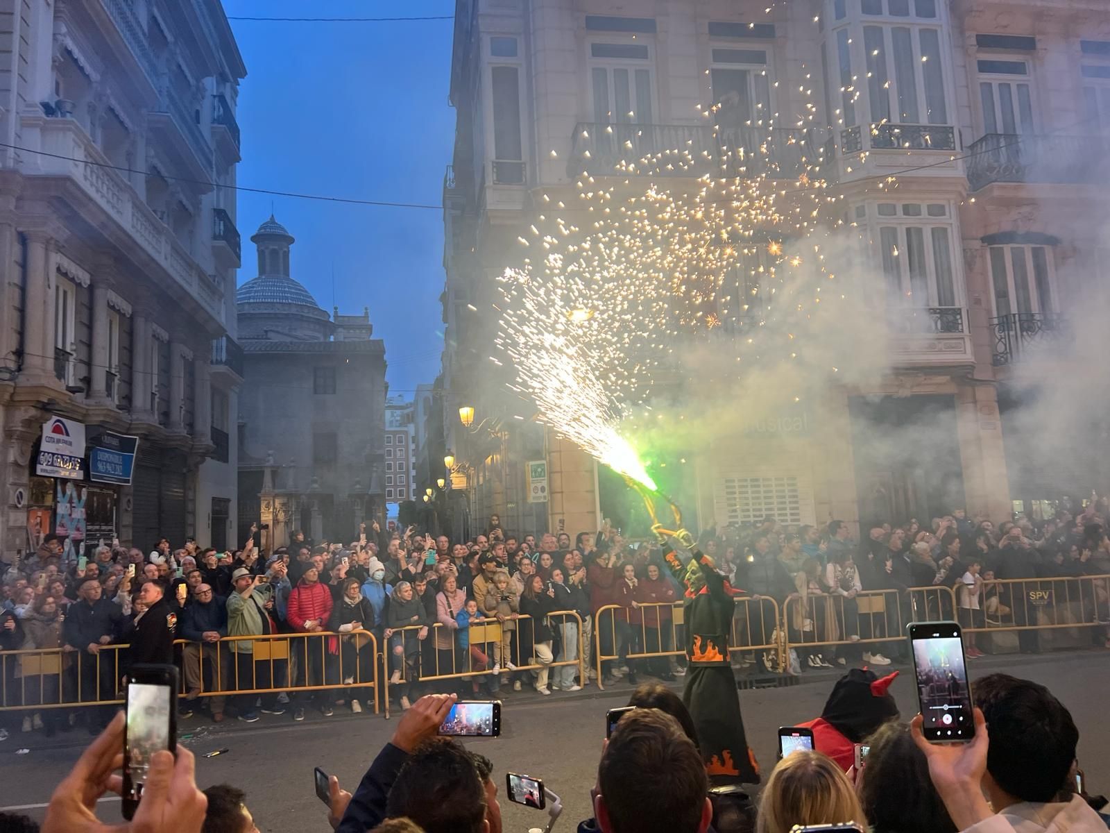 La cabalgata del fuego ilumina el centro de Valencia como antesala de la cremà