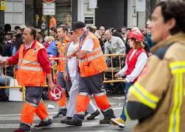 Una persona es atendida en la mascletà.