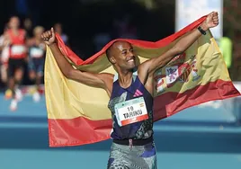 Tariku Novales celebra su récord de España en el último Maratón de Valencia.