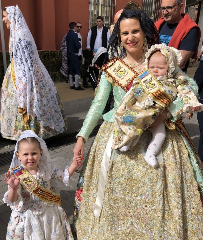 Imagen secundaria 2 - Sara Femenía, las Bellezas de la Foguera del Carrer Sant Vicent de Alicante y Mariana con sus hijas Blanca y Ana. 