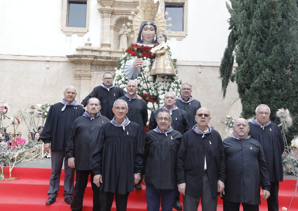 Imagen secundaria 1 - Presidentes y falleras mayores, la Comissió de Festes de la Mare de Déu y el público.