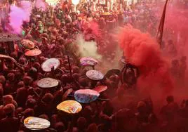 El festival Holi tiñe de colores la India por la llegada de la primavera