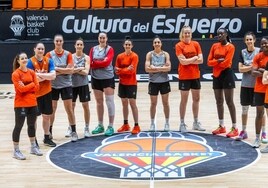 Las jugadoras del Valencia Basket posan en la Fonteta antes de viajar a Huelva.