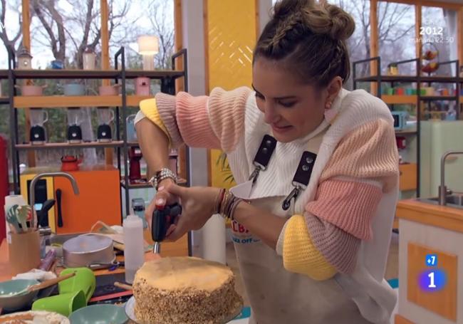 Alba Carrillo, con su tarta de San Marcos.