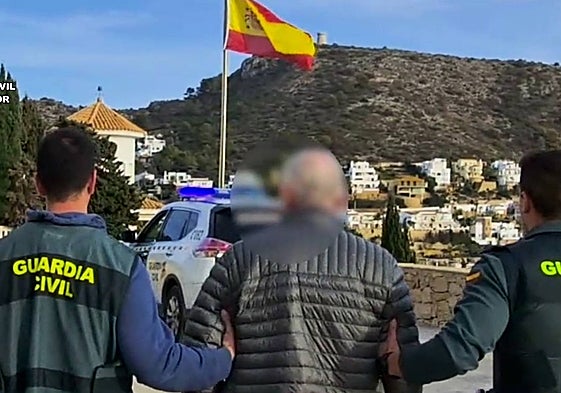 Los agentes con el detenido.