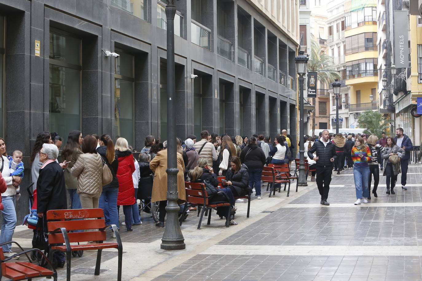 Primeras colas por las rebajas falleras