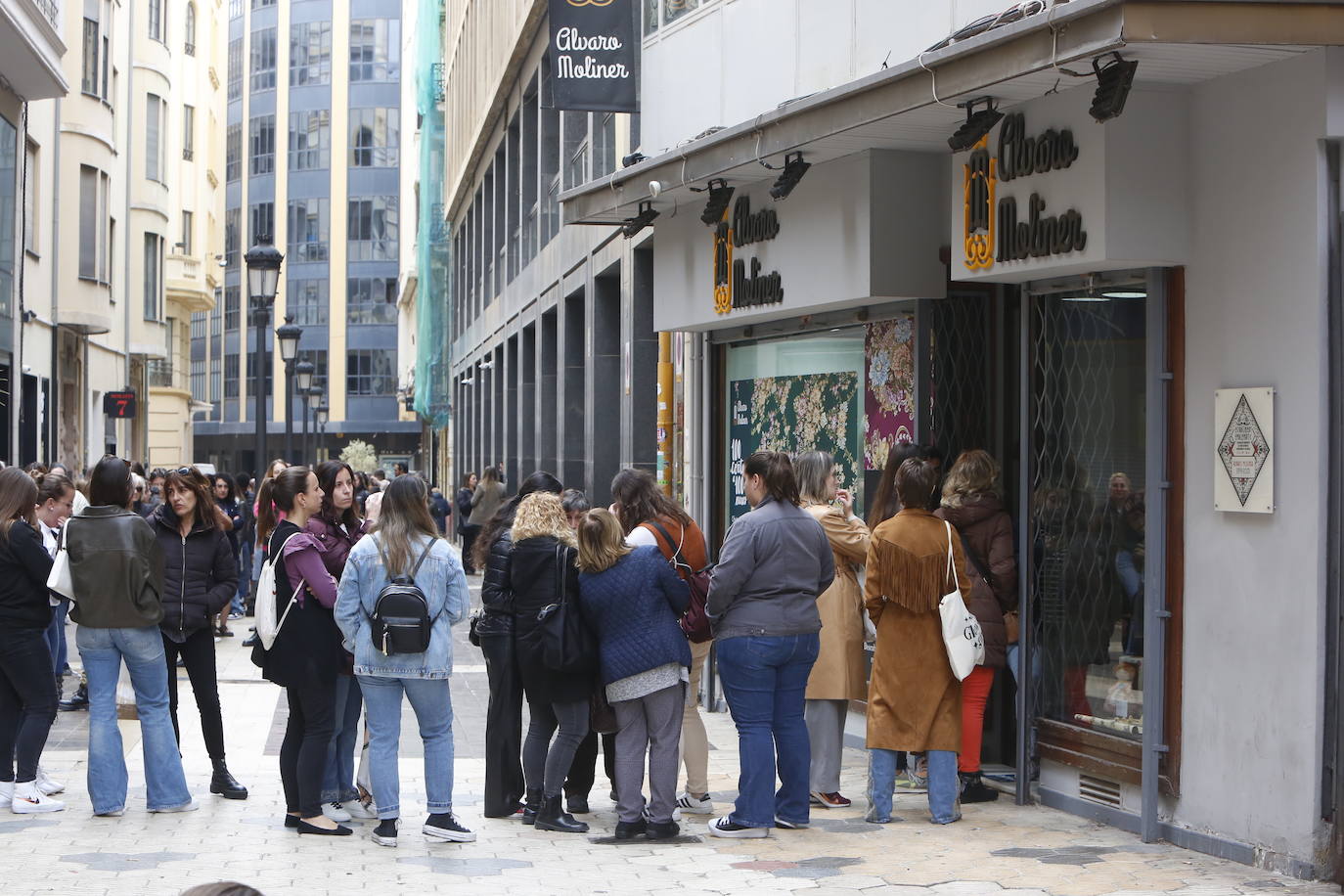 Primeras colas por las rebajas falleras