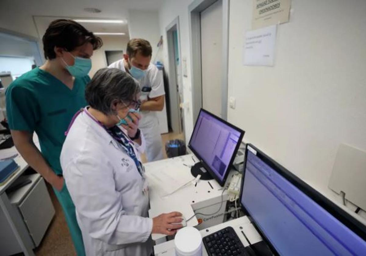 Tres médicos en una imagen de archivo.