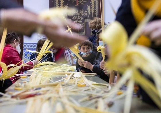 Un taller de palmas celebrado en Gandia.