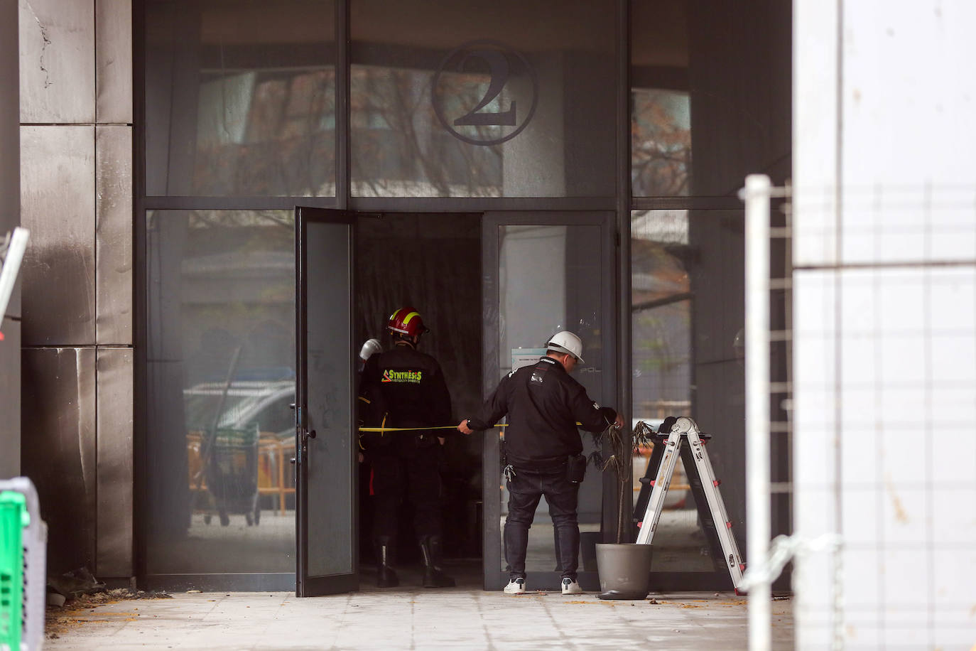 Fotos: los peritos entran en el edificio incendiado en Campanar