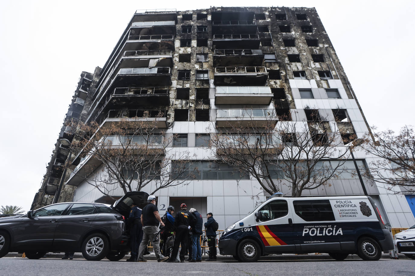 Fotos: los peritos entran en el edificio incendiado en Campanar