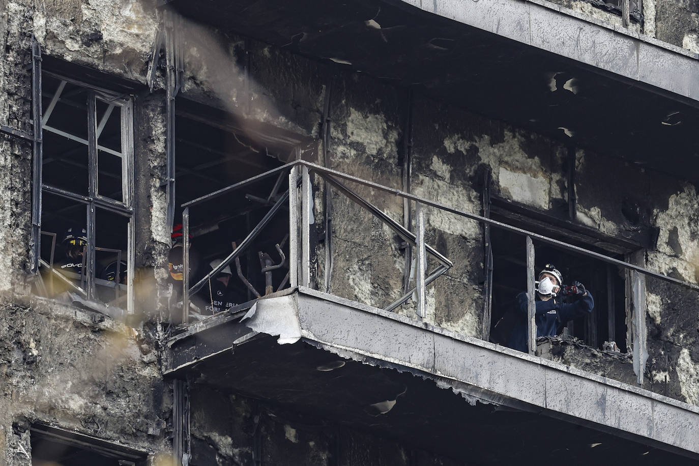 Fotos: los peritos entran en el edificio incendiado en Campanar