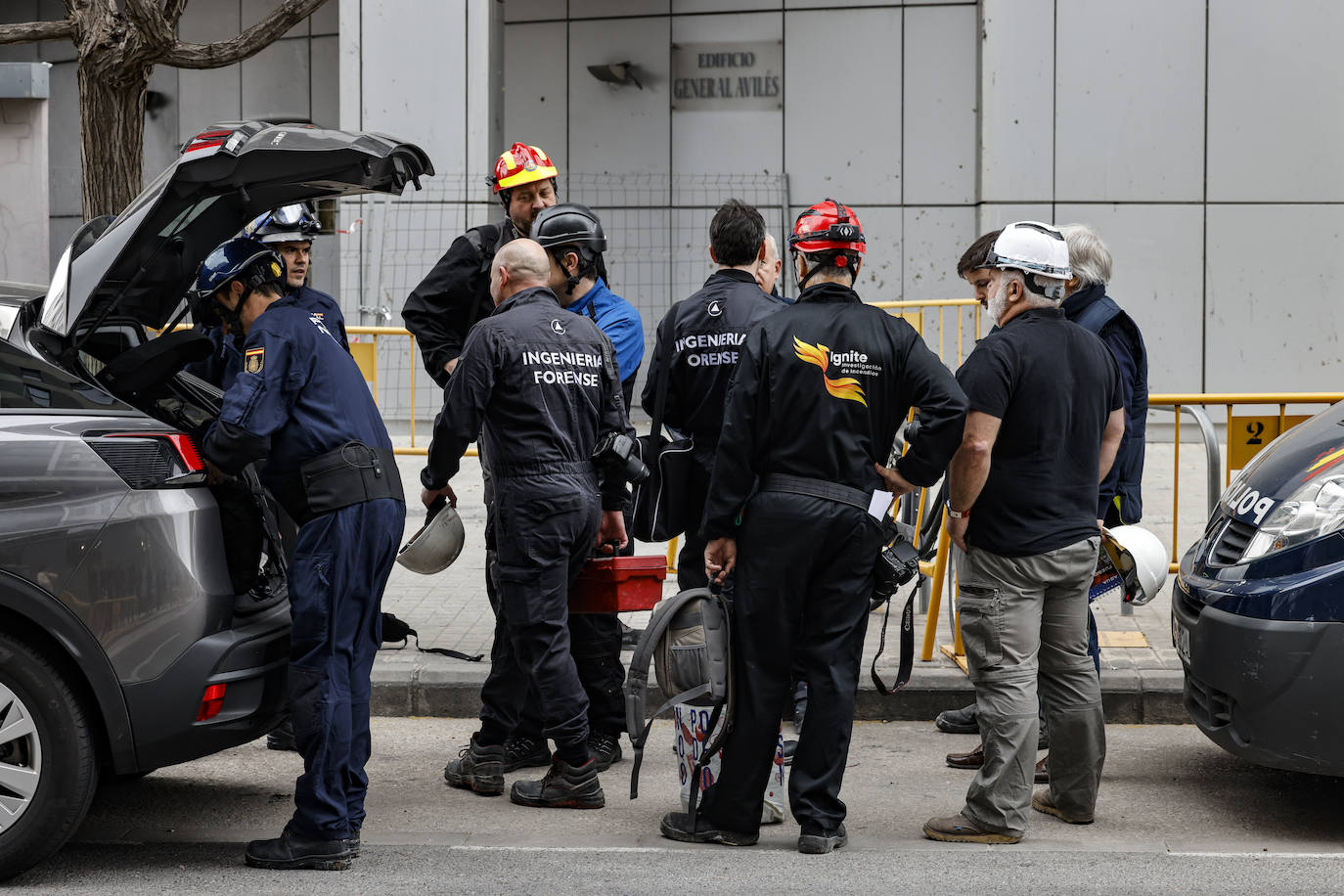 Fotos: los peritos entran en el edificio incendiado en Campanar