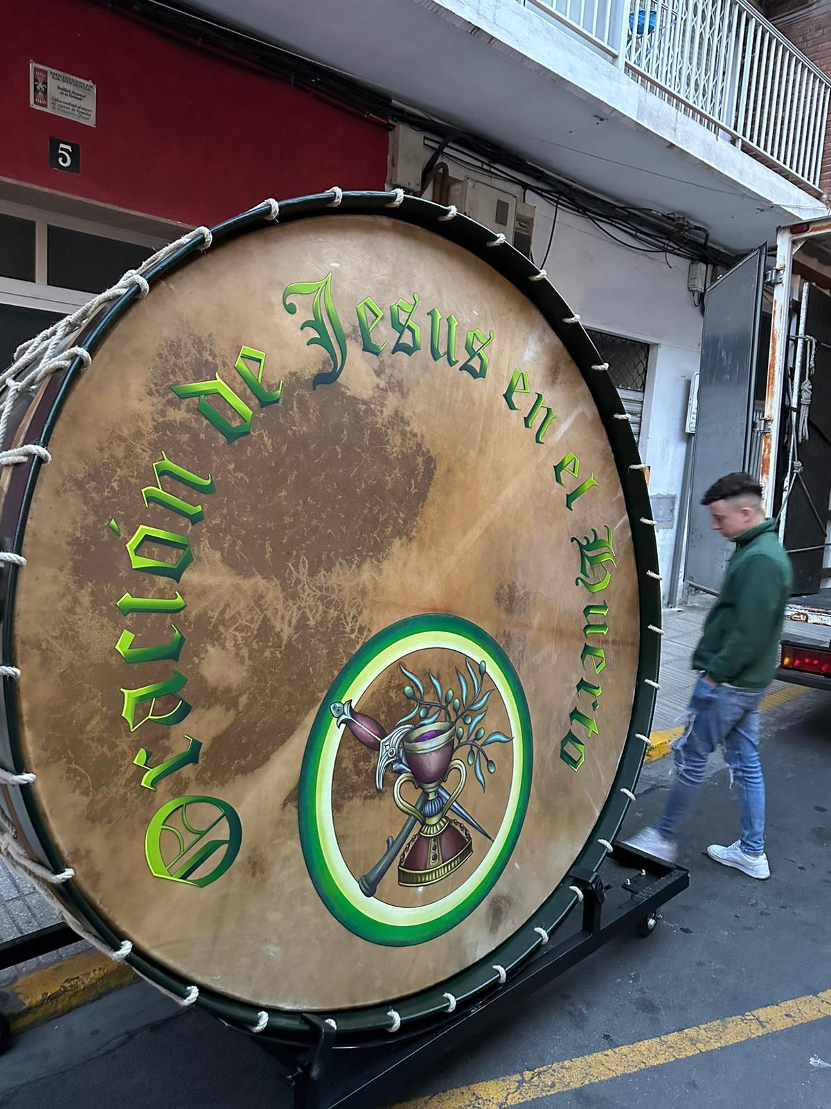 El bombo gigante de la cofradía alcireña.