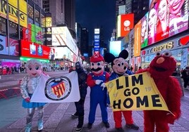 Protesta contra Peter Lim en Times Square