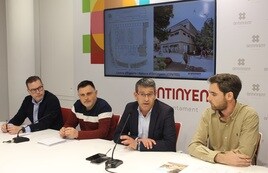 El alcalde de Ontinyent, junto con los concejales y el arquitecto, en la presentación del proyecto.