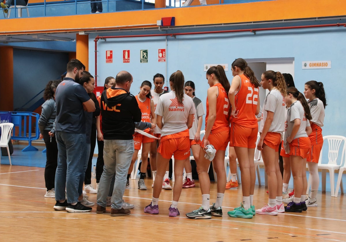 El Infantil A de Valencia Basket recibe indicaciones durante un tiempo muerto en la Minicopa