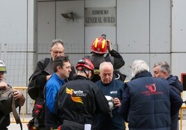 Los investigadores se preparan para entrar en el edificio.