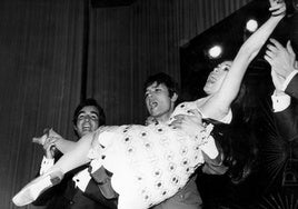 La cantante española Massiel en brazos de Cliff Richards, tras ganar el Festival de Eurovisión 1968.