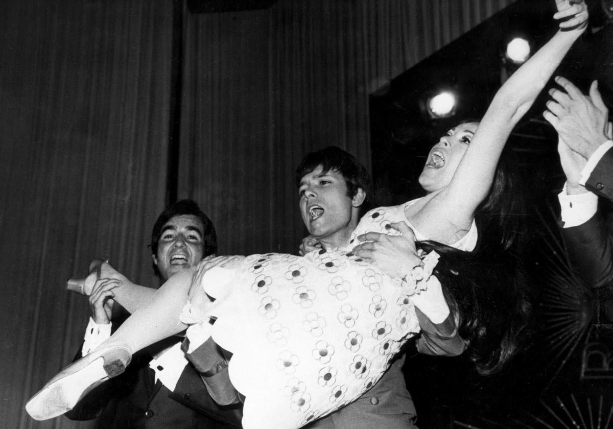 La cantante española Massiel en brazos de Cliff Richards, tras ganar el Festival de Eurovisión 1968.