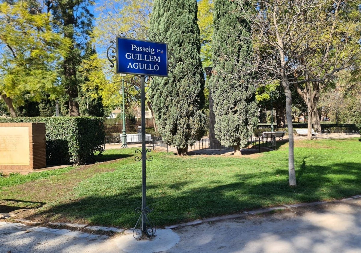 Paseo de Guillem Agulló en los jardines de Viveros.