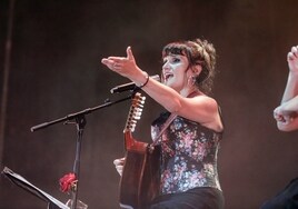La artista Rozalén durante una actuación en Valencia.